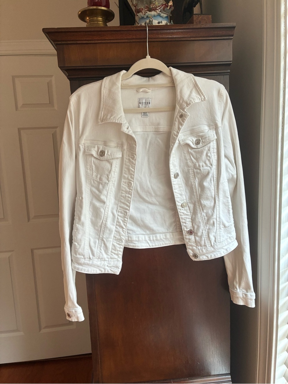 GUESS womens Essential Sexy Trucker Denim Jacket - Picture 3 of 9